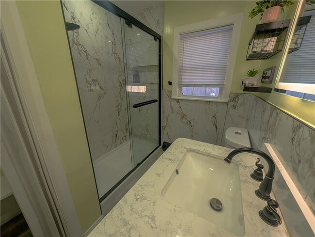 Building Photo - 136 Chatham St