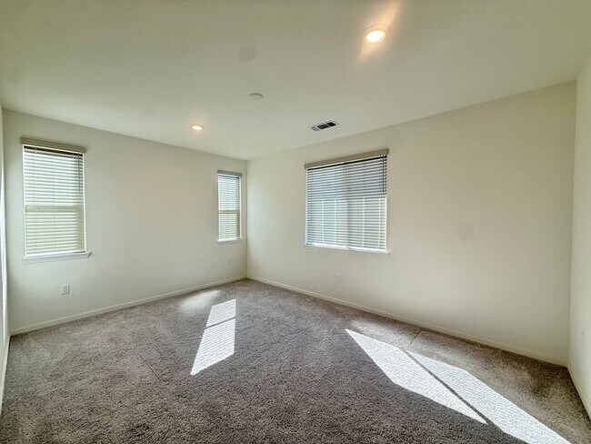 Building Photo - 2081 Fuchsia Dr