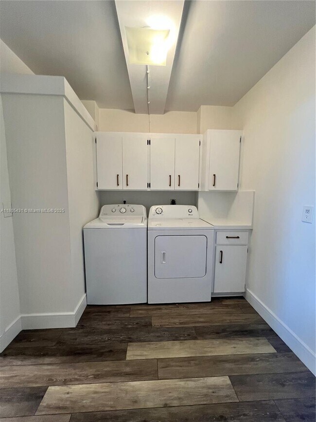 Building Photo - 1705 Whitehall Dr