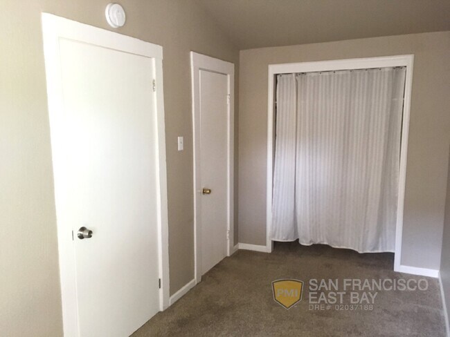 Building Photo - Captivating 2bd/1ba House with Garage/Work...