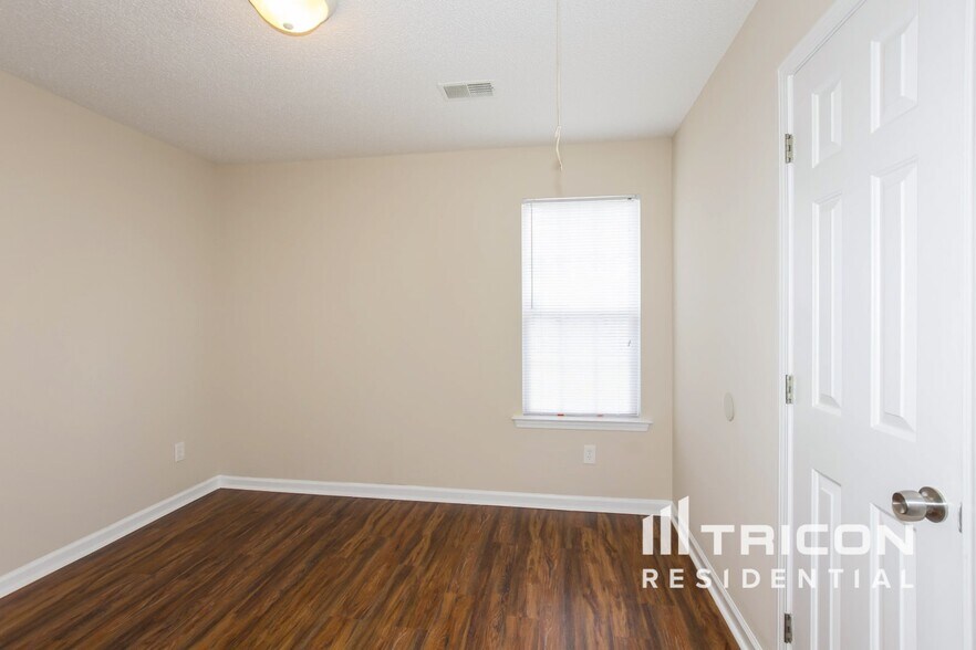 Building Photo - 744 N Shadowbrook Dr
