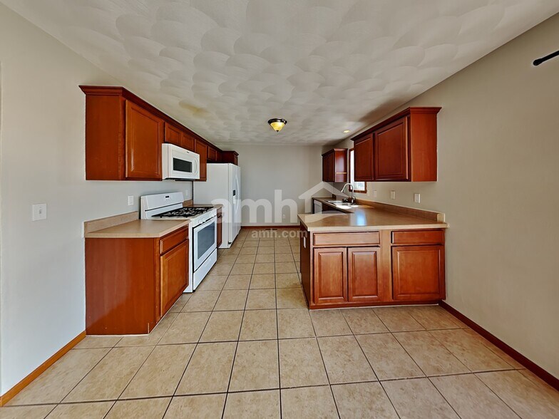 Building Photo - 3085 Warwickshire Dr