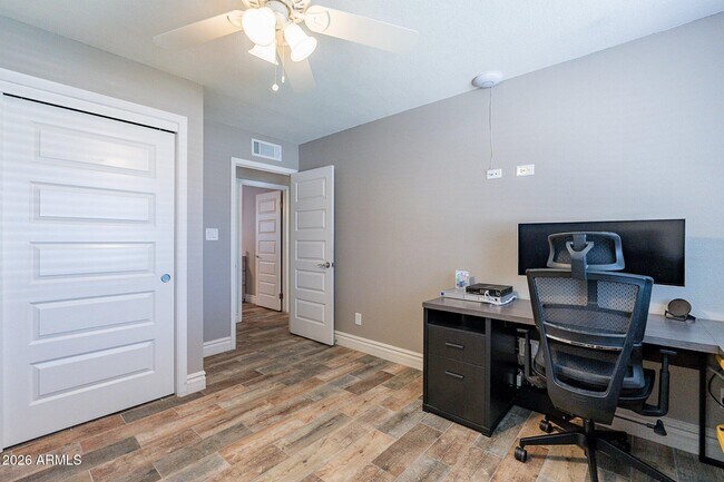 Building Photo - 2033 E Harvard Dr