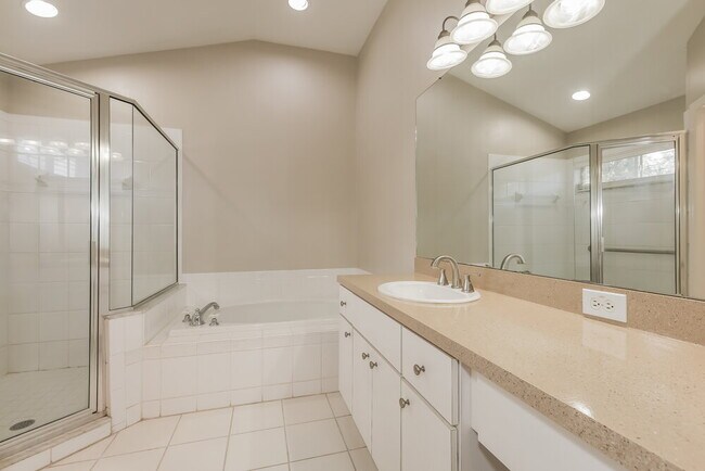 Building Photo - 2010 Berry Lake Dr