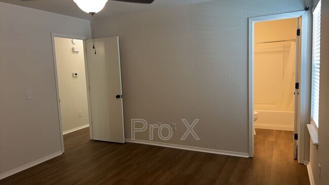Building Photo - 1209 W Bishop Dr