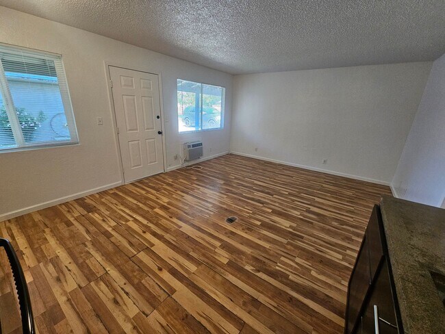 Building Photo - 1 Bedroom 1 Bath Triplex Unit in Los Molinos!