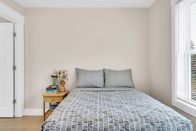 Building Photo - **25% OFF FIRST MONTHS RENT IF YOU OCCUPY ...