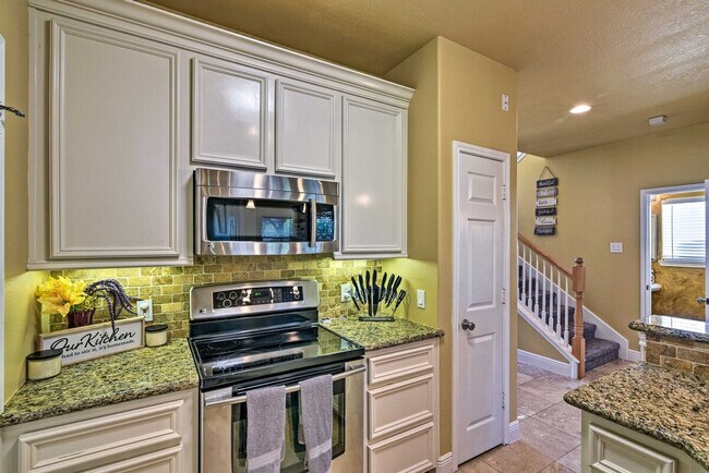 Building Photo - 2735 Broadway St