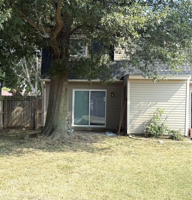 Building Photo - 2213 Spence Cir