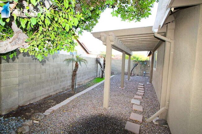 Building Photo - Gorgeous 4-bedrooms, 2-baths home with den in Peoria!
