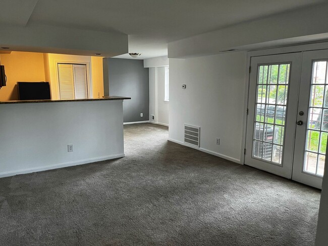 Primary Photo - 3 bedroom 1 bathroom - Markham View Hyatts...