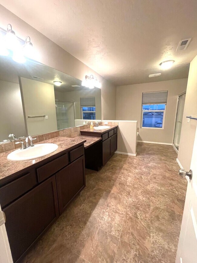 Building Photo - Charming Very Spacious 2-Story Home for Rent in Pasco, WA – Ideal Location Off Road 68!