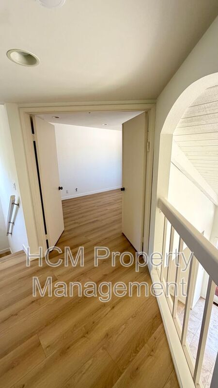 Building Photo - 13 Navarre