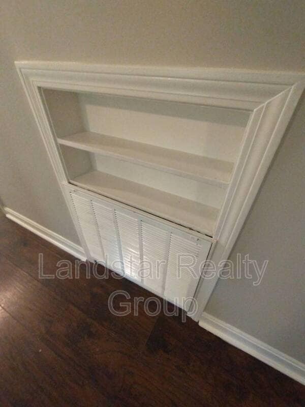 Building Photo - 5612 Walnut Way