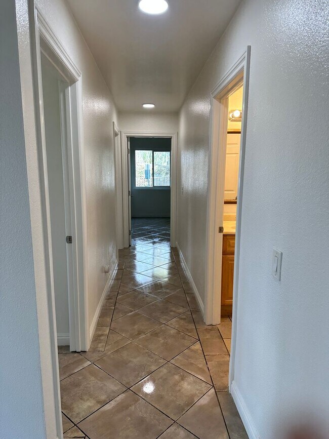 Building Photo - Available Now! 3 bed/ 2 bath condo