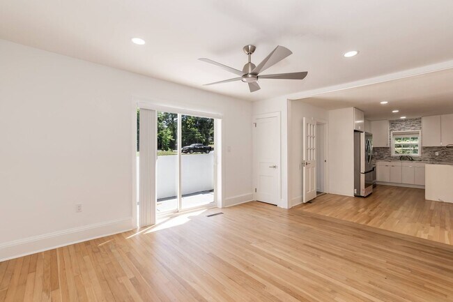 Building Photo - Sheek Updated Home With Pool!