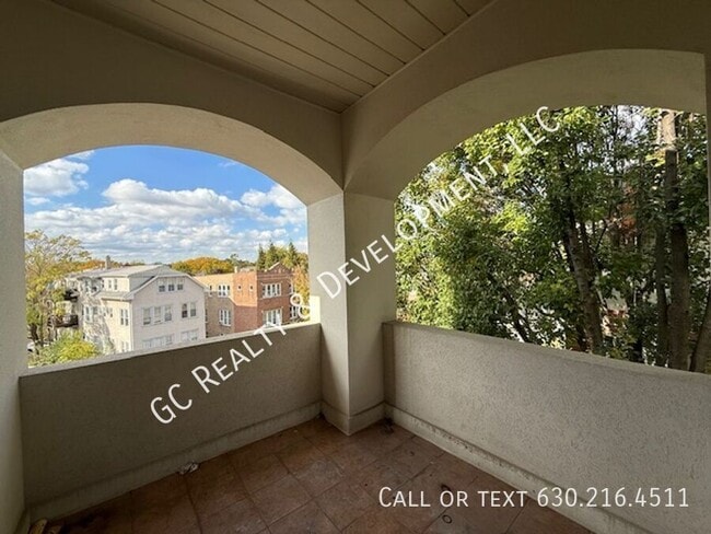 Building Photo - 220 Des Plaines Ave