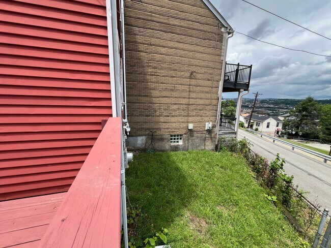Building Photo - Updated 1BR 1 Bath house with office now available!