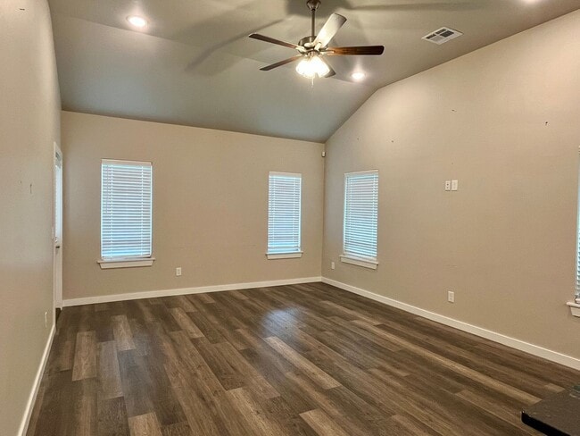 Building Photo - Beautiful 2 Bed 2 Bath! $750 Off First Ful...