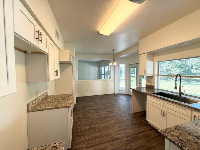 Building Photo - Beautifully Updated 4-Bedroom Home with Po...