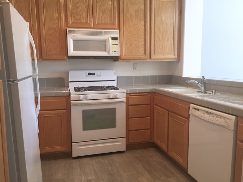 Kitchen - 28204 Canterbury Ct