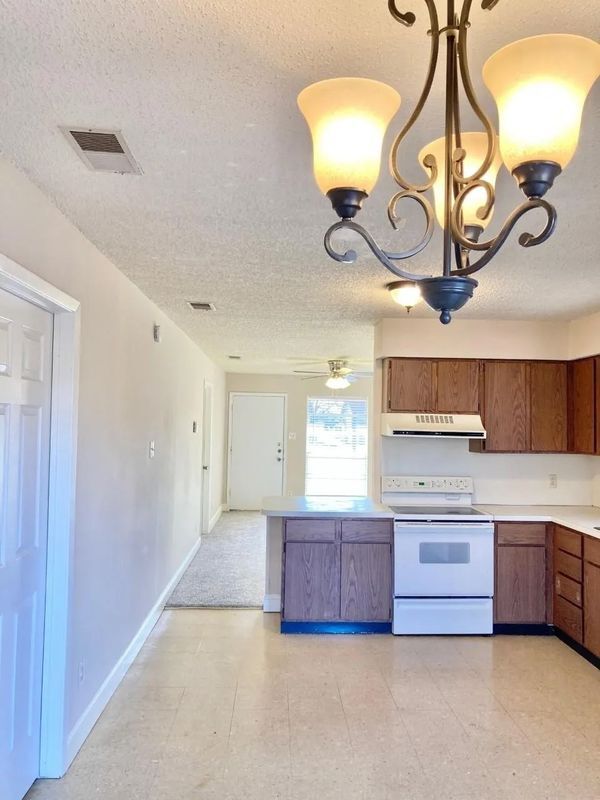 Building Photo - 725 Chaparral Cir