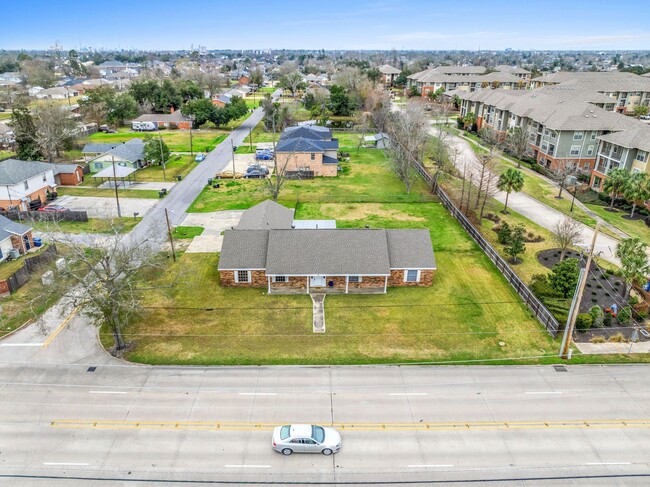 Building Photo - 1412 W McNeese St