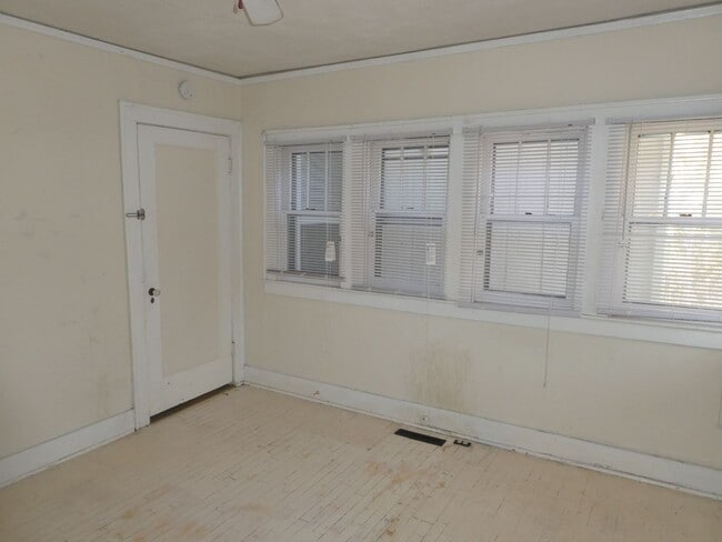 Building Photo - 2 bed/1 bath house walking distance to Cam...