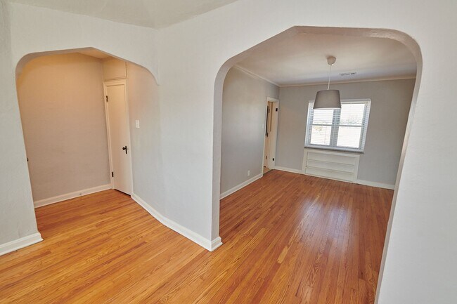 Building Photo - 5823 Lindenwood Ave
