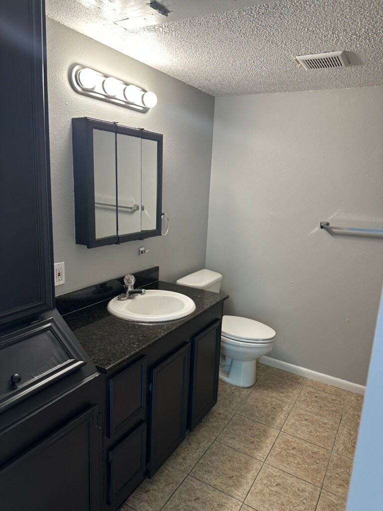 Building Photo - 705 Edgar St