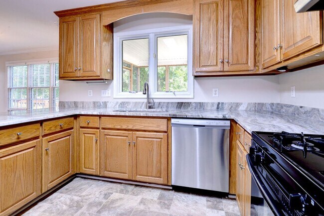 Building Photo - Beautiful Poquoson Home.