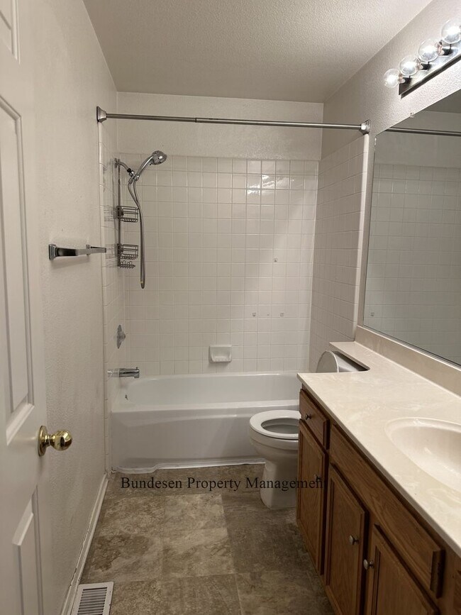 Building Photo - 913 Radcliff Dr