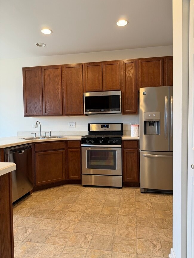 Building Photo - 544 Silverton Dr