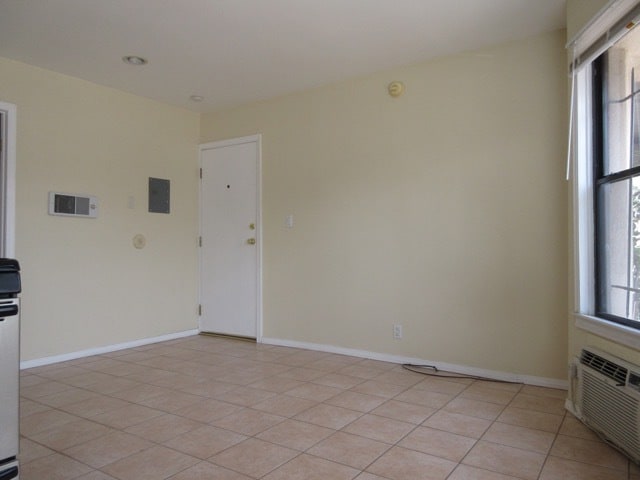 Building Photo - 1341 N Bronson Ave