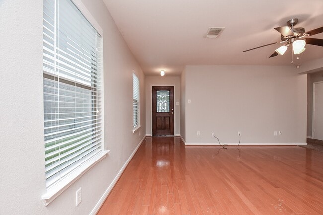 Building Photo - 15327 Mission Oak Dr