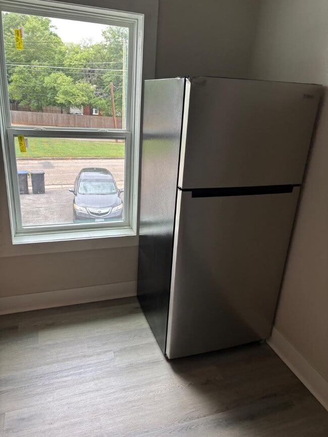 Building Photo - 406 S Fredonia St