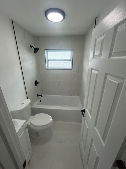 Building Photo - 1457 W 31st St