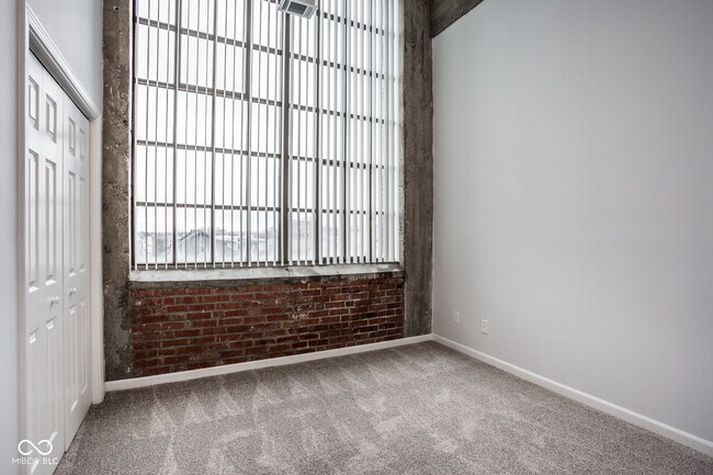 Building Photo - 611 N Park Ave