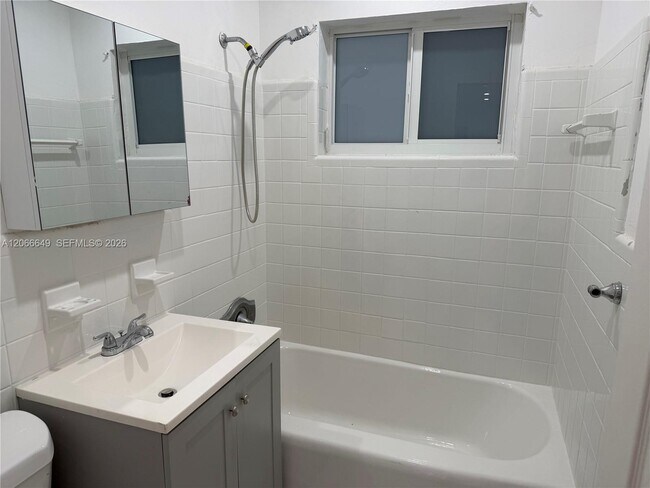 Building Photo - 838 Fairway Dr