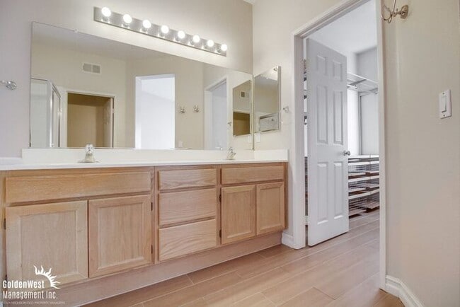 Building Photo - Immaculate 3Bdm 2.5Ba Townhouse with  2-Car Garage