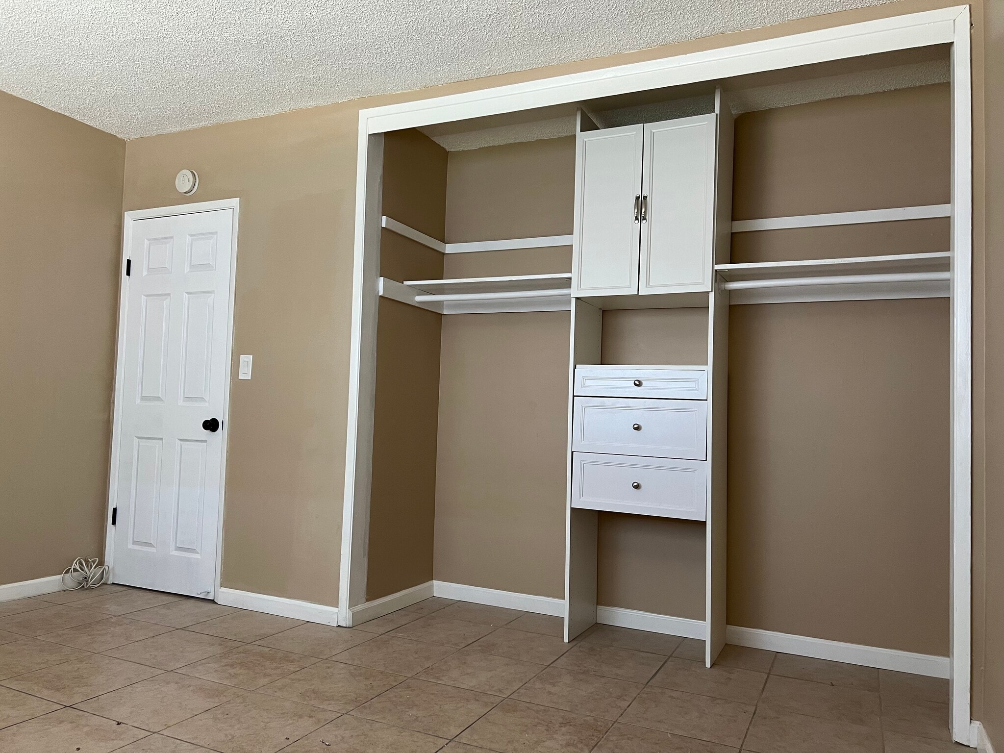 Building Photo - 576 N Wilson Ave