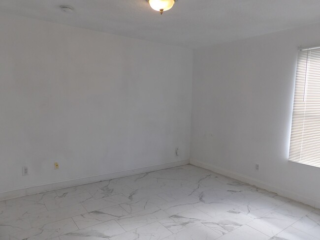 Building Photo - 4 Bedroom 2.5 Bath 2 Car garage Carole Arc...