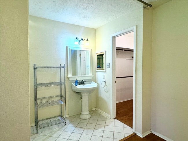 Building Photo - 310 Knoll Forest Dr