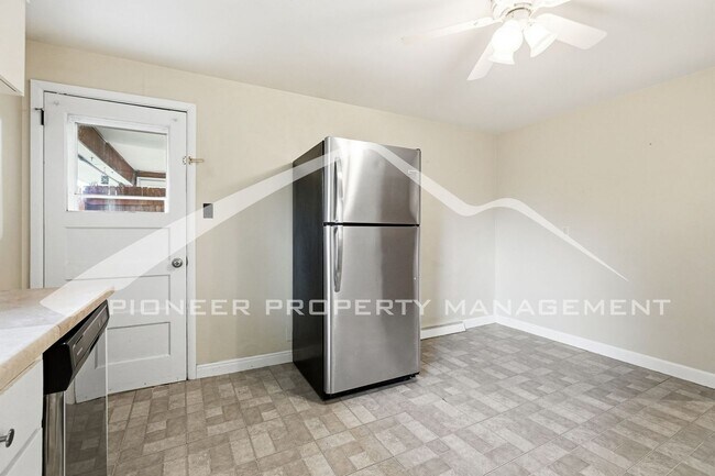 Building Photo - Charming Duplex with Washer/Dryer and Fenced Yard