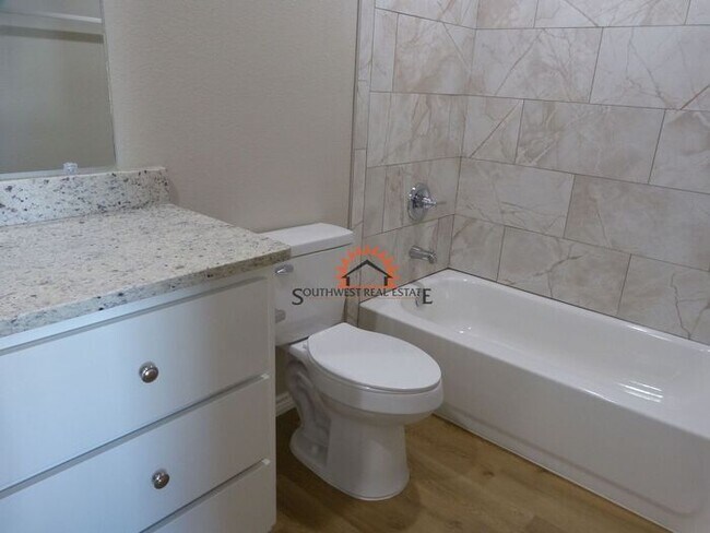 Building Photo - Spacious 2 bedroom 2 bath Duplex.