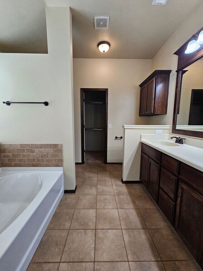 Building Photo - (3) Bed/(2) Bath in Red Canyon Ranch Avail...