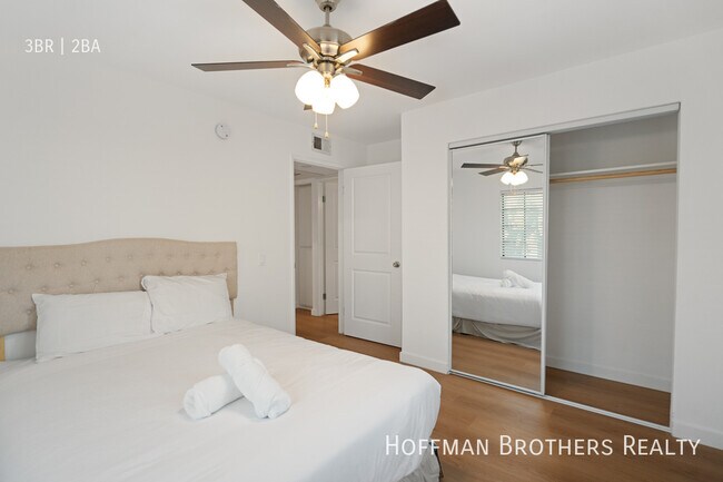 Building Photo - 7441 Hazeltine Ave