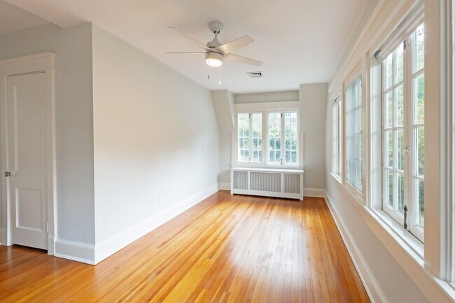 Building Photo - 4BR 3.5 BA Chevy Chase Gem is Move-in Read...