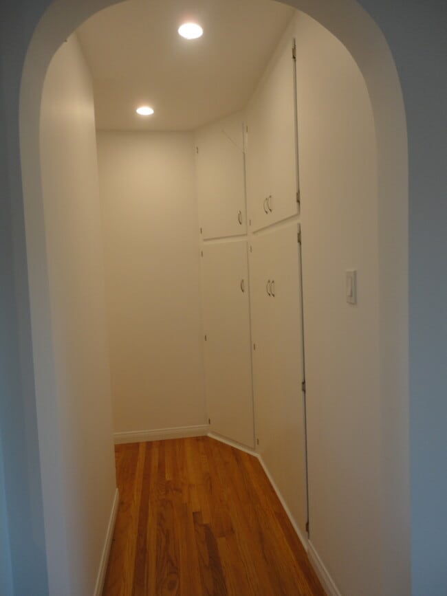 Building Photo - 3176 Rowena Ave