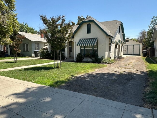 Primary Photo - Charming home near down town Visalia comin...